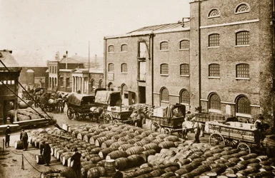 Barili di melassa ai West India Docks